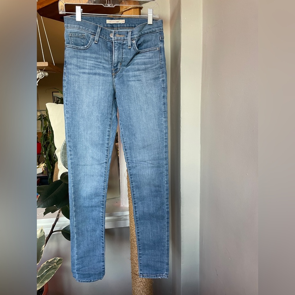 Levi’s 311 shaping skinny jeans 26, light wash barely worn